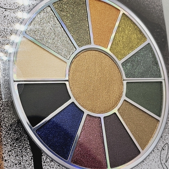 Milani x Salt-n-Pepa Very Necessary Eyeshadow & Highlighter Palette - Picture 5 of 6